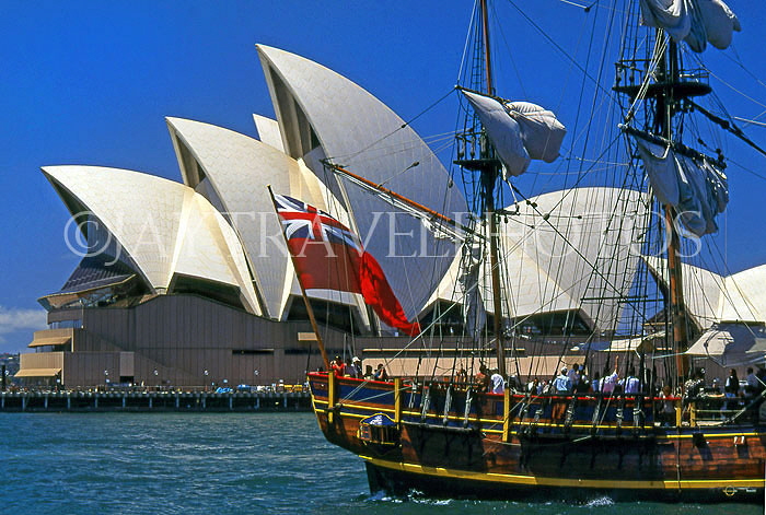 AUSTRALIA, New South Wales, SYDNEY, Sydney Opera House and 'The Bounty' ship, AUS1069JPL