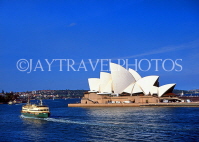 AUSTRALIA, New South Wales, SYDNEY, Sydney Opera House and harbour ferry, AUS157JPL