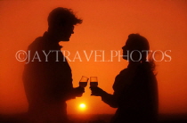 AUSTRALIA, Queensland, GOLD COAST (Surfers Paradise), couple with drinks, against sunset, AUS1078JPL