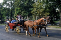 Austria, VIENNA, Heldenplatz, tourists on horse drawn cab ride, VIE388JPL