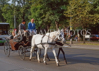 Austria, VIENNA, tourists on horse drawn cab ride, VIE308JPL