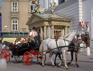 Austria, VIENNA, tourists on horse drawn cab ride, VIE311JPL