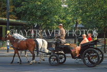 Austria, VIENNA, tourists on horse drawn cab ride, VIE391JPL