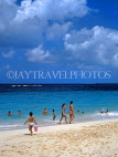 BAHAMAS, Paradise Island, beach with holidaymakers, BAH386JPL