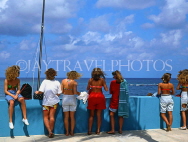 BAHAMAS, Paradise Island, holidaysmakers by beachfront, BAH402JPL