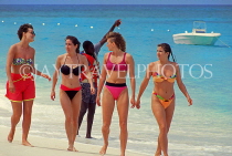 BAHAMAS, Paradise Island, tourists walking along beach, BAH241JPL