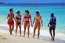 BAHAMAS, Paradise Island, tourists walking along beach, BAH242JPL