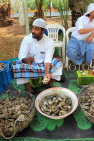 BAHRAIN, Budaiya, Farmers' Market, Farmers Market, man opening oysters, BHR2088JPL