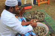 BAHRAIN, Budaiya, Farmers' Market, man opening oysters, BHR2085JPL