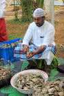 BAHRAIN, Budaiya, Farmers' Market, man opening oysters, BHR2086JPL