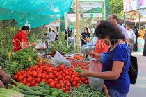 BAHRAIN, Budaiya, Farmers' Market, shopper at vegetable stall, BHR1252JPL