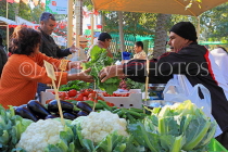 BAHRAIN, Budaiya, Farmers' Market, shopper at vegetable stall, BHR1783JPL