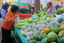 BAHRAIN, Budaiya, Farmers' Market, shopper at vegetable stall, BHR1795JPL