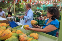 BAHRAIN, Budaiya, Farmers' Market, shopper choosing Papayas, BHR1872JPL