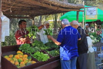 BAHRAIN, Budaiya, Farmers' Market, shoppers at vegetable stall, BHR1162JPL