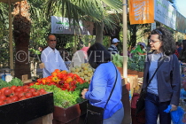 BAHRAIN, Budaiya, Farmers' Market, shoppers at vegetable stall, BHR1171JPL