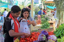 BAHRAIN, Budaiya, Farmers' Market, shoppers at vegetable stall, BHR1246JPL