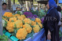 BAHRAIN, Budaiya, Farmers' Market, yellow & purple Cauliflowers, BHR1175PL
