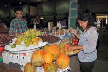 BAHRAIN, Manama, Central Market, shopper at fruit stall, BHR1293JPL