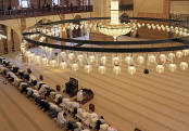 BAHRAIN, Manama, Grand Mosque (Al-Fateh Mosque), interior, people praying, BHR891JPL