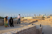 BAHRAIN, Manama, Karababad, Bahrain Fort (Qal'at al Bahrain), visitors at site, BHR659JPL