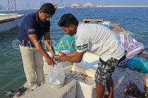 BAHRAIN, Muharraq, coastal fishing village area, customer buying freshly caught fish, BHR2528JPL