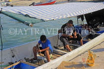 BAHRAIN, Muharraq, coastal fishing village area, fishermen with their oyster catch, BHR2520JPL