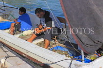 BAHRAIN, Muharraq, coastal fishing village area, fishermen with their oyster catch, BHR2522JPL