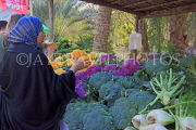 BAHRAIN, Noor El Ain, Garden Bazaar, Farmers Market, Cauliflowers and shopper, BHR1177JPL