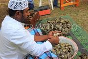 BAHRAIN, Noor El Ain, Grand Bazaar, Farmers Market, man opening oysters, BHR2085JPL