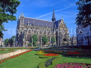 Belgium, BRUSSELS, Notre Dame du Sablon church, and Place du Petit Sablon Gardens, BRS89JPL