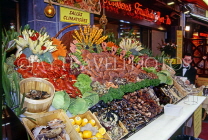 Belgium, BRUSSELS, Rue des Bouchers, restaurant seafood display, BRS104JPL
