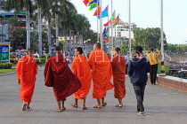 CAMBODIA, Phnom Penh, Sisowath Quay (Riverside Promenade), and monks, CAM1805JPL