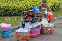 CAMBODIA, Phnom Penh, Sisowath Quay (riverside), street food vendor, CAM1802JPL