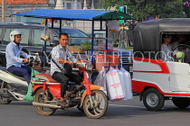 CAMBODIA, Phnom Penh, street scene, mobile street food vendor, CAM1772JPL