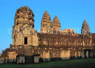 CAMBODIA, Siem Reap, Angkor Wat, and early morning view of temple complex, CAM561JPL