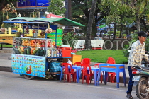CAMBODIA, Siem Reap, street food, mobile food stall, CAM2335JPL