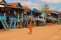 CAMBODIA, Tonle Sap Lake, Kampong Phluk Fishing Village, houses on stilts, CAM1349JPL