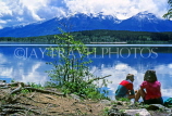 CANADA, Alberta, Jasper National Park, Lake Jasper, and couple, CAN71JPL
