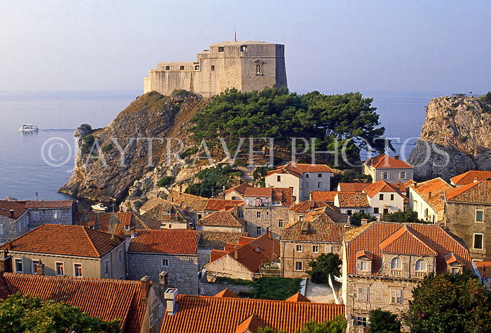 CROATIA, Dubrovnik, Fort Lovrijenac and rooftops, CRO405JPL