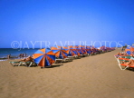 Canary Isles, LANZAROTE, Puerto Del Carmen, Playa de Los Pocillas, beach, parasols, LAZ266JPL