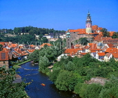 Czech Rep, CESKY KRUMLOV, panoramic view with castle, round tower and Vlatava river, CZ870JPL