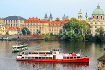 Czech Rep, PRAGUE, River Vlatava, city view and sightseeing cruise boats, CZ1153JPL