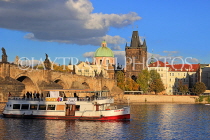 Czech Rep, PRAGUE, River Vlatava and Charles Bridge, sightseeing cruise boat, CZ1143JPL