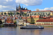 Czech Rep, PRAGUE, River Vlatava and cruise boat, city view towards Prague Castle, CZ1165JPL