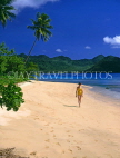 FIJI, Taveuni, Matagi (Matangi) Island, holidaymaker walking along beach, FIJ1152JPL