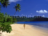 FIJI, Taveuni, Matagi (Matangi) Island, holidaymaker walking along beach, FIJ656JPL