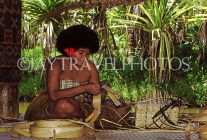 FIJI, Viti Levu, Pacific Harbour Arts Village, basket weaving with Pandanus leaves, FIJ843JPL