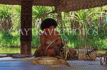 FIJI, Viti Levu, Pacific Harbour Arts Village, basket weaving with Pandanus leaves, FIJ864PL