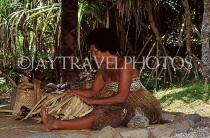 FIJI, Viti Levu, Pacific Harbour Arts Village, basket weaving with Pandanus leaves, FIJ910JPL